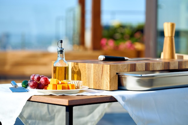 Preparação para o jantar no terraço de verão. Imagem de uma placa divisória com produtos.