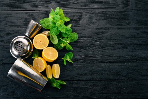 Preparação para preparar um coquetel de frutas cítricas e hortelã limão toranja limão laranja em um fundo de madeira vista superior