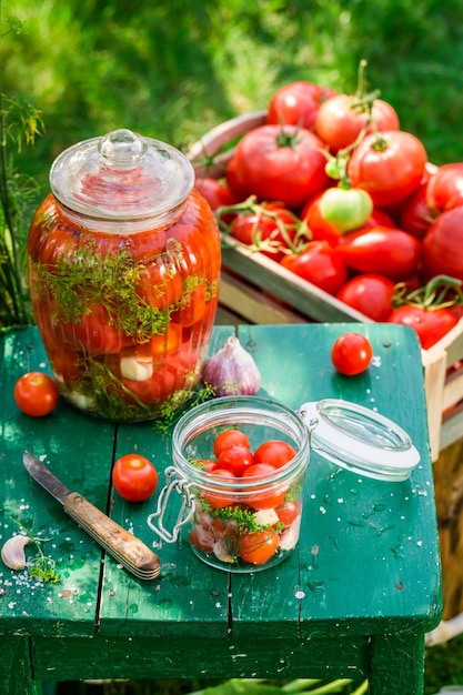 Preparação para tomates em conserva na jarra