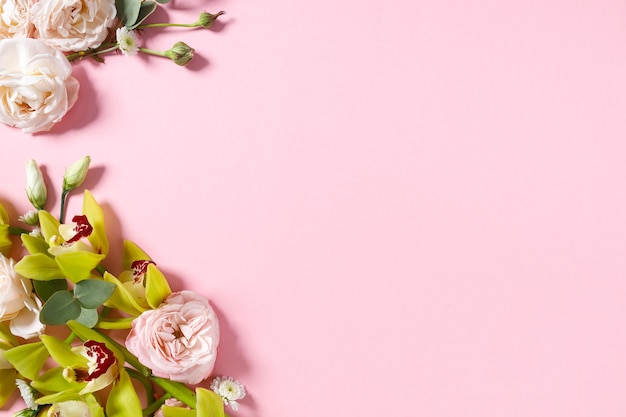 Preparação para um futuro postal. Flores cor de rosa em um fundo rosa com espaço para texto