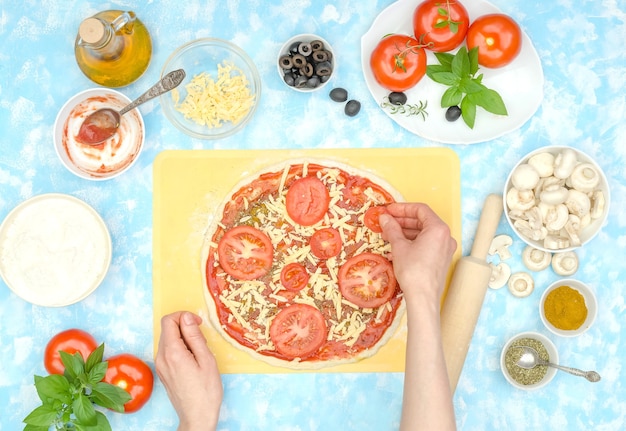 Preparação passo a passo de pizza vegetariana caseira, passo 6 - coloque fatias de tomate no queijo