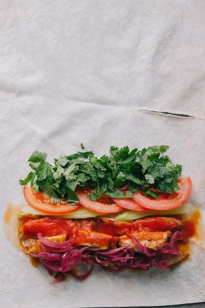 Preparação Shawarma Legumes de carne e molho no pão pita