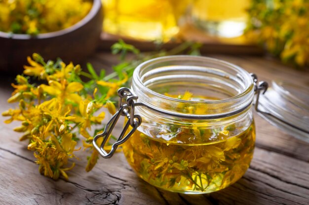 Preparación de aceite de hierba de San Juan a partir de la planta de Hypericum perforatum en flor fresca Nombre turco sari kantaron yagi