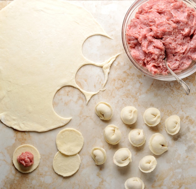 Preparación de albóndigas de carne con carne picada, extender la masa y albóndigas