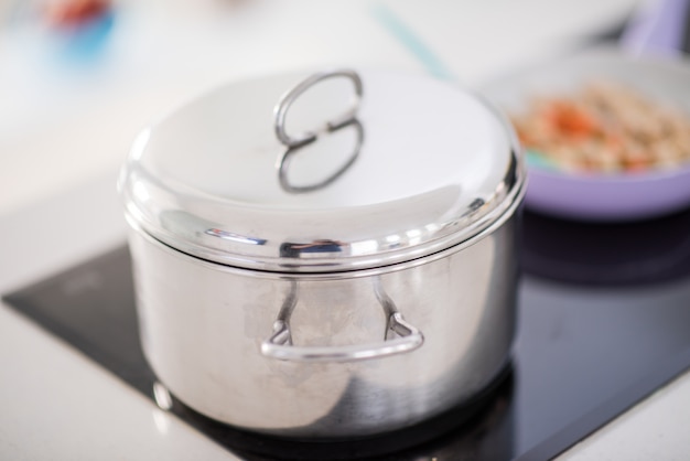 Foto preparación de alimentos en la moderna cocina blanca