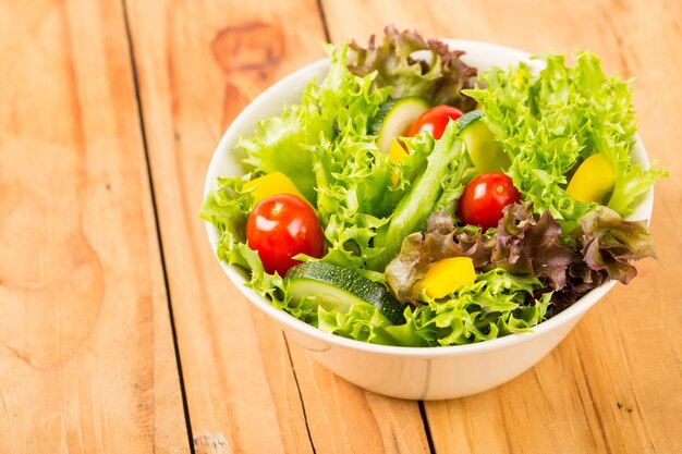 Preparación de alimentos vegetales para ensalada.