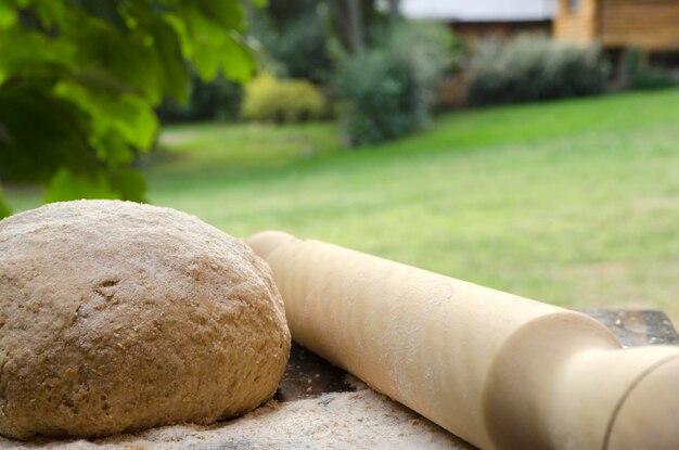 Preparación para amasar pan, masa de grano entero y rodillo