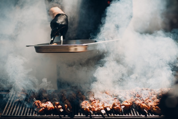 Preparación de barbacoa shish kebab