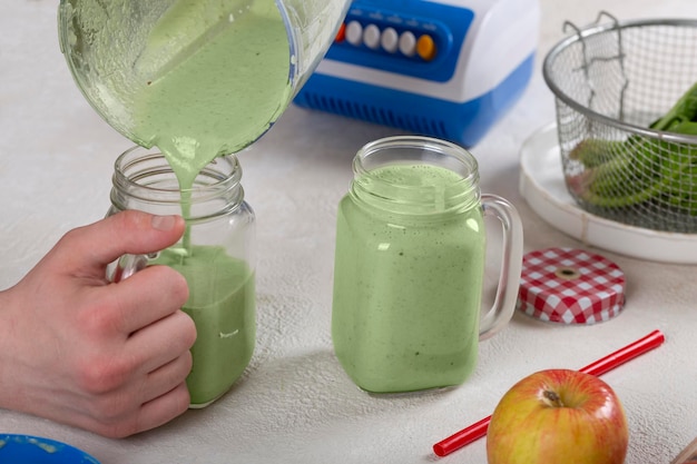 Preparación de una bebida detox a base de espinacas y manzanas