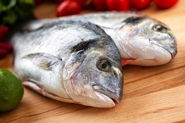 Preparación de Besugo Crudo con Hierbas y Limón