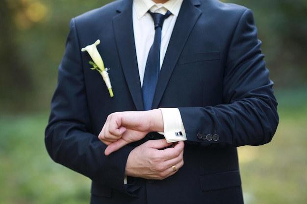 Preparación para la boda Novio abotonando gemelos en camisa blanca antes de la boda Ropa del novio