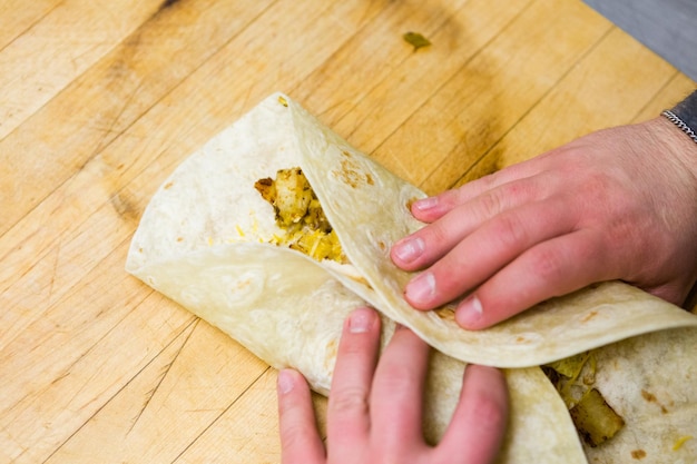 Preparación de burrito de desayuno para el desayuno.