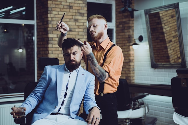 La preparación del cabello es solo para un tipo apuesto. Cliente de barbería con estilo barbudo Visita de cliente barbudo