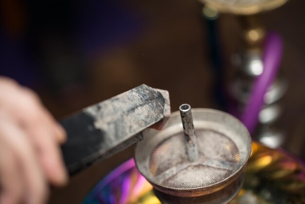 Preparación La Cachimba Con Carbón Para Fumar La Tradicional HubbleBubble