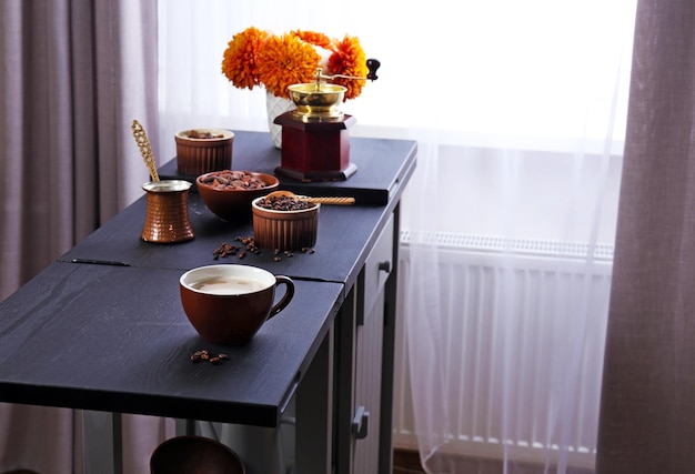 Preparación de café en la mesa de la cocina de cerca