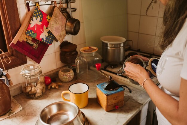 Foto la preparación de café en un molinillo de café para moler los granos