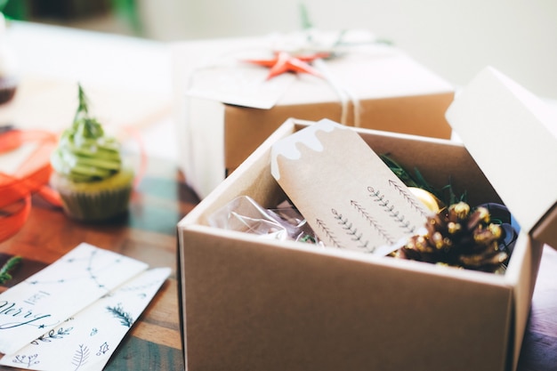 Preparación de la caja de regalo vintage de Navidad en la mesa.