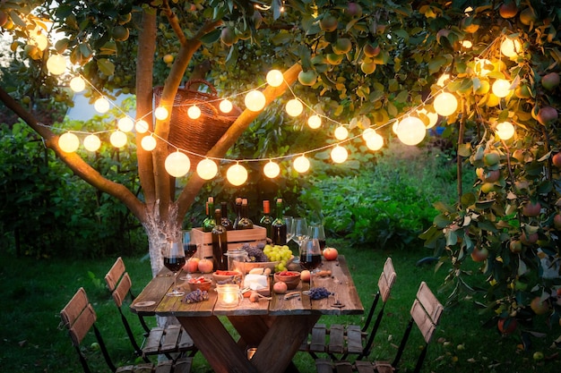 Preparación para la cena con vino en la noche de verano.