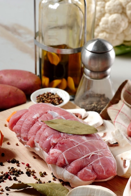 Preparación de cerdo asado crudo con champiñones