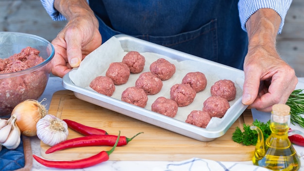 Preparación de chuletas de res y cerdo crudas en casa