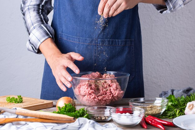 Preparación de chuletas de res y cerdo crudas en casa