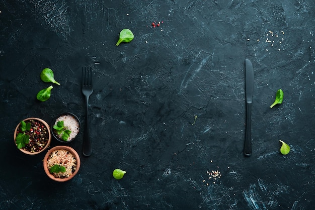 Preparación para cocinar Especias verduras tablero de cocina Vista superior Espacio libre para su texto Estilo rústico