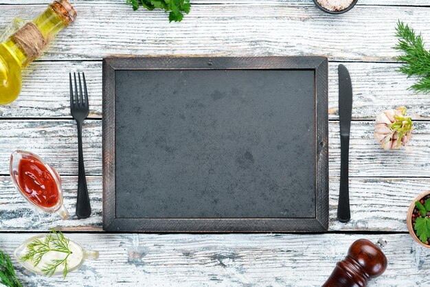 Preparación para cocinar Especias verduras tablero de cocina Vista superior Espacio libre para su texto Estilo rústico