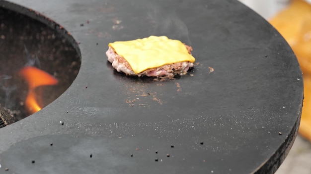 Preparación de comida callejera de hamburguesas