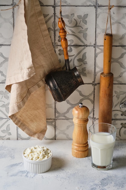 Preparación de comida casera a partir de productos agrícolas. Pastel con requesón, albóndigas, khachapuri.