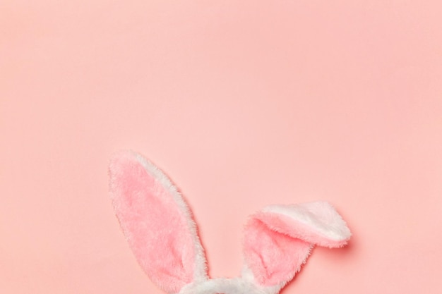 Preparación del concepto de pascua feliz para las orejas de conejo decorativas de vacaciones juguete de disfraz esponjoso peludo aislado