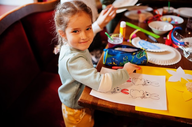 Preparación para el concepto de Pascua Niña dibujando conejito