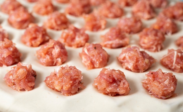 Preparación de deliciosas albóndigas caseras en la cocina de casa.