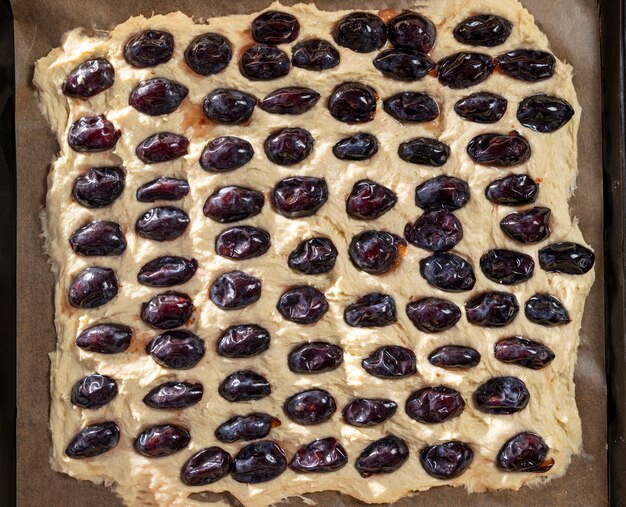 Preparación de delicioso pastel de ciruelas en casa.