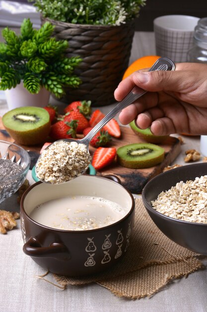 Preparación de desayunos con copos de avena.