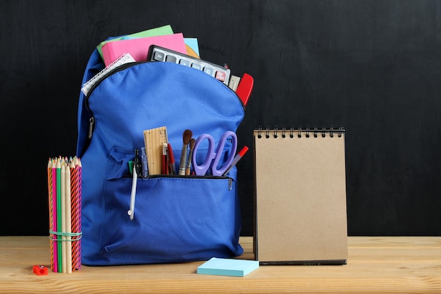 Preparación para la escuela mochila azul y papelería.