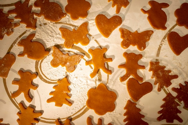 Preparación de figuras de postres para hornear en la mesa.