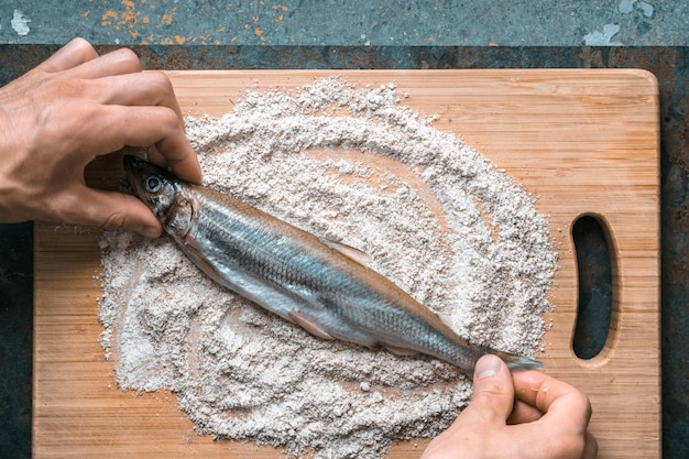 Preparación para freír pescado fundido en harina