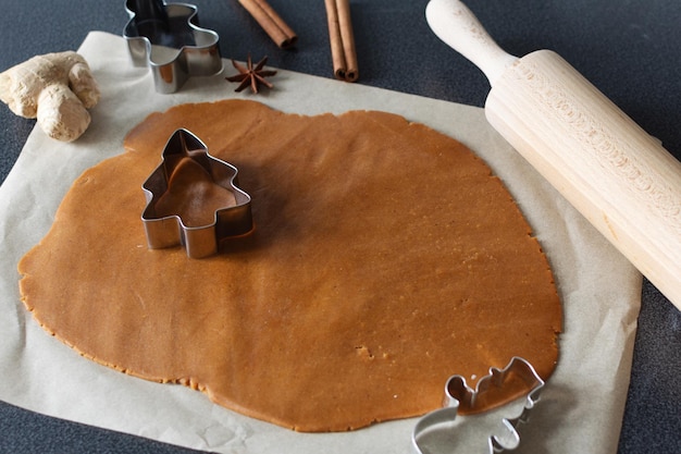 Preparación de galletas de jengibre caseras para las vacaciones de Navidad