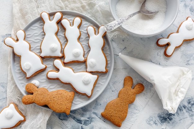 Preparación de galletas de Pascua en forma de conejitos