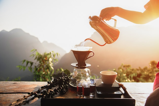 La preparación por goteo, café filtrado o vertido es un método que implica verter agua