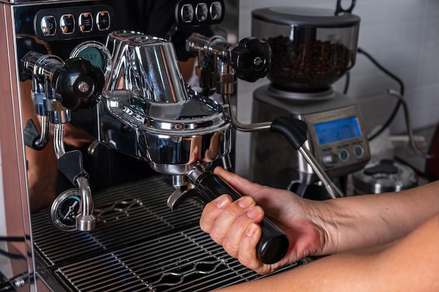 preparación para hacer café espresso en una máquina