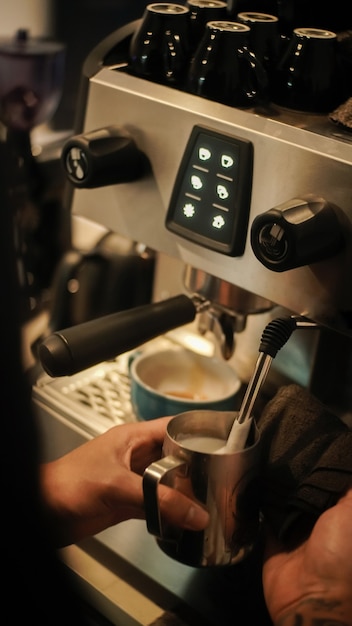 Preparación para hacer café con una máquina en una cafetería.