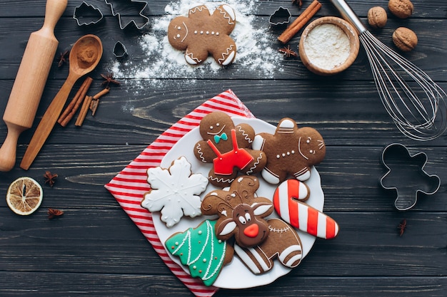 Una preparación y hacer galletas para la fiesta de Navidad en un fondo de madera.