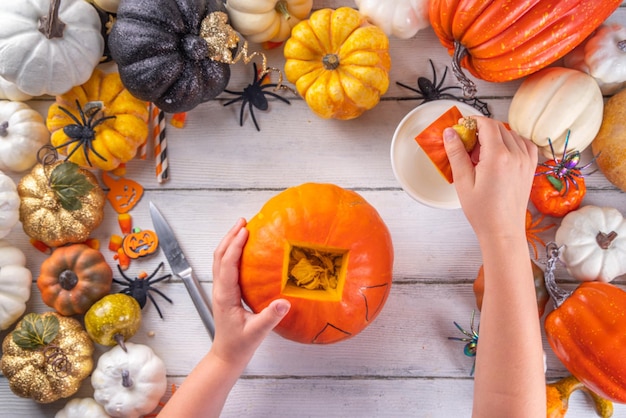 Preparación para Halloween con calabaza tallada