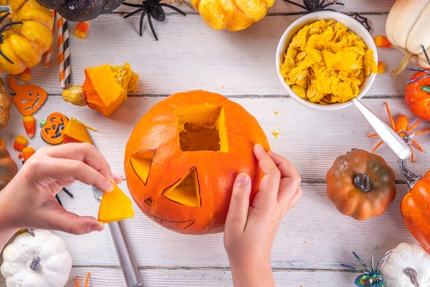 Preparación para Halloween con calabaza tallada