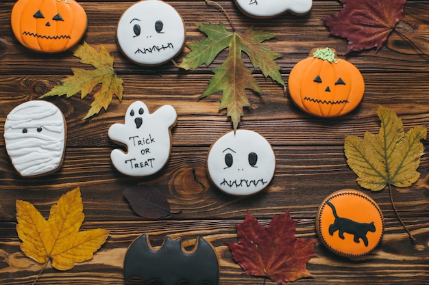 Preparación para Halloween: decoración de otoño, hoja y pan de jengibre.