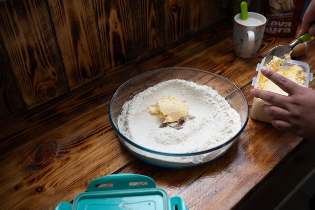 preparación de harina y mantequilla de pan amasado