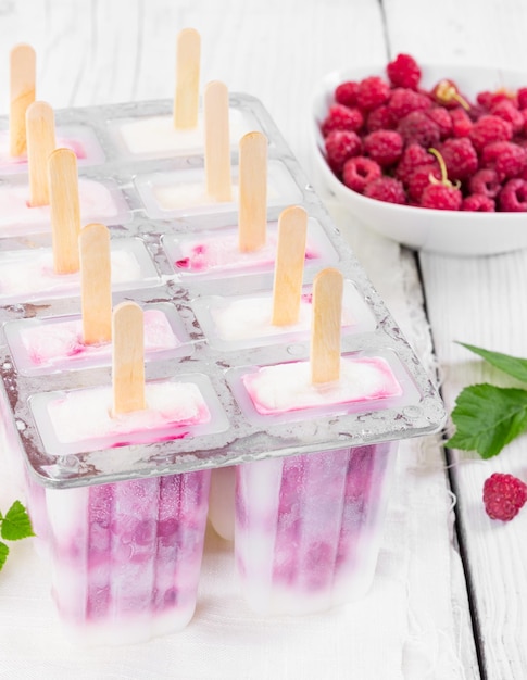 Preparación de helado casero en forma de paleta sobre fondo de madera