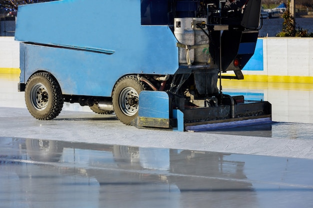 Preparación de hielo en la pista pública de hielo entre sesiones pulido a máquina