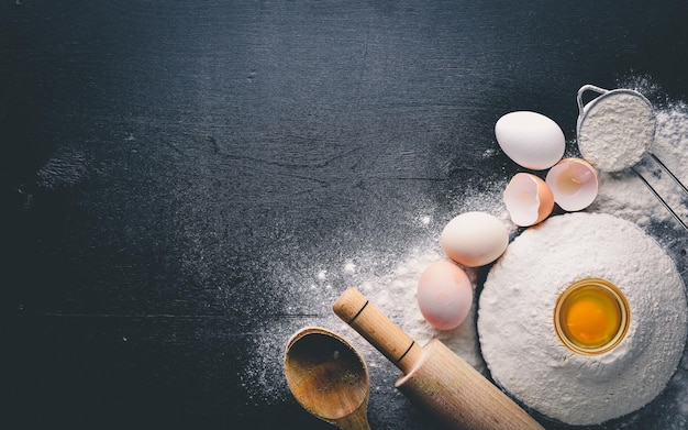Preparación para hornear Huevos con un rodillo En la mesa de piedra Espacio libre para texto Vista superior